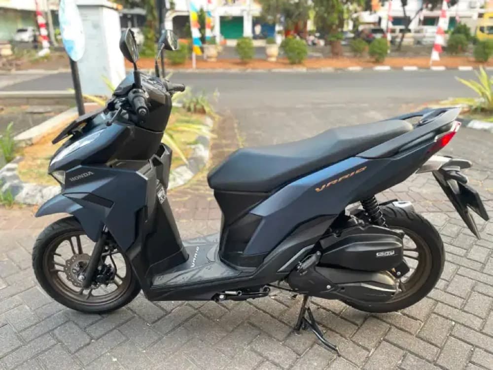 Unannotated left view of the 2022 Honda Vario